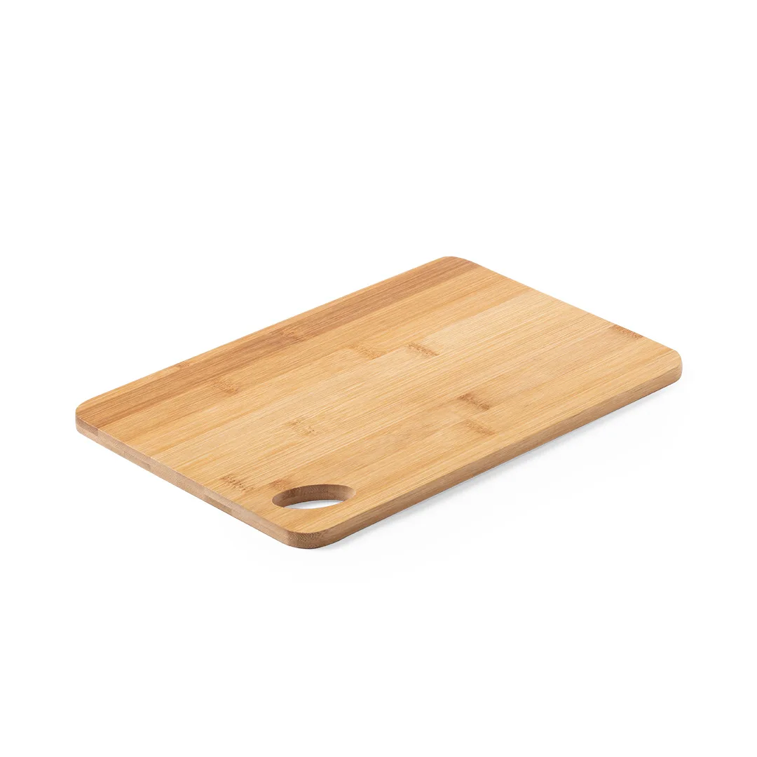 Tagliere in bambù Varadek 20×30 cm con foro per appenderlo, vista di tre quarti