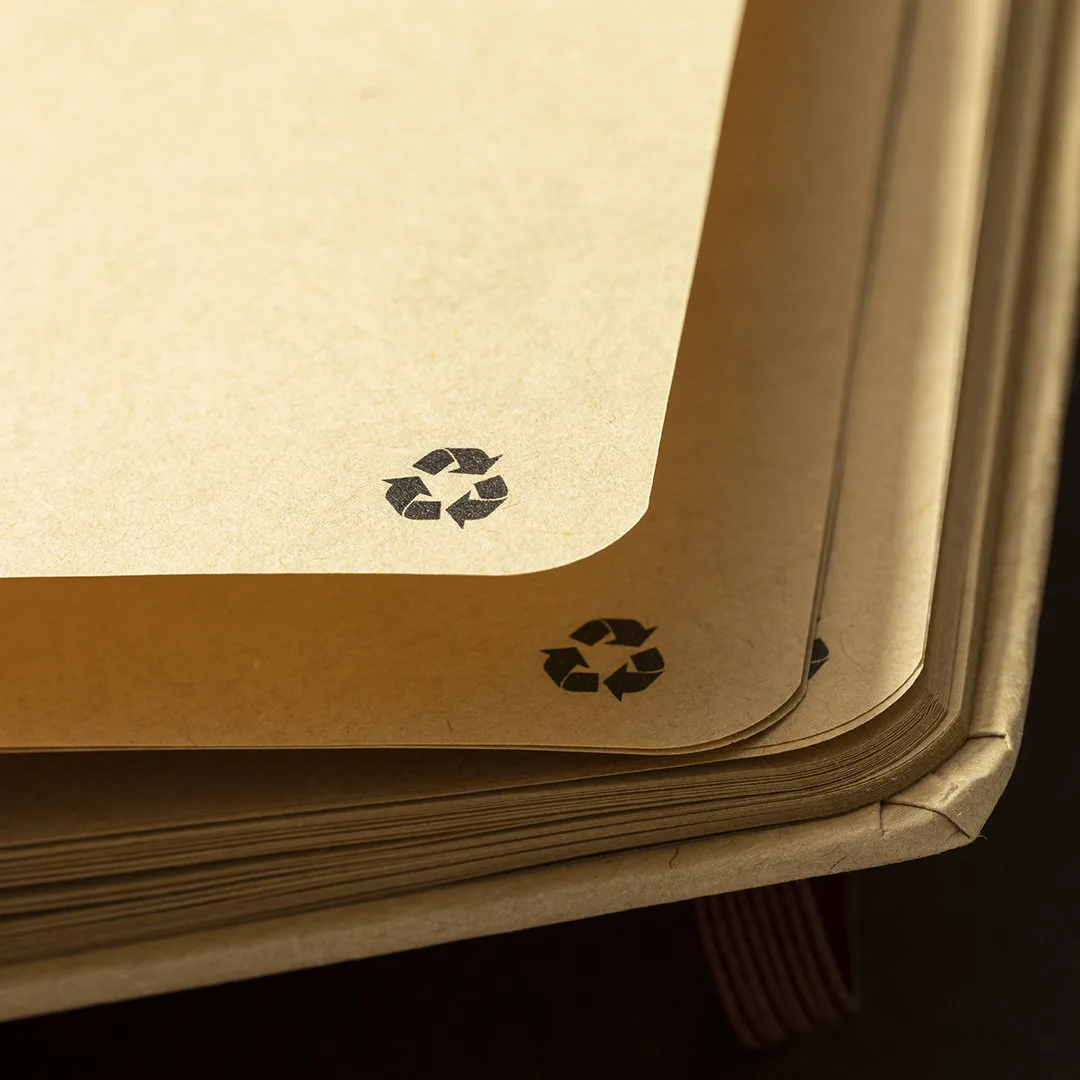 Block notes Klamax aperto sui fogli con rifinitura kraft