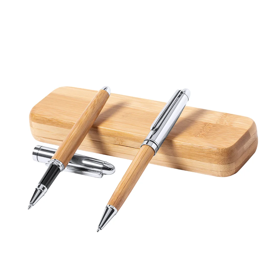 Set Notium con penna e roller in bambù, su fondo bianco