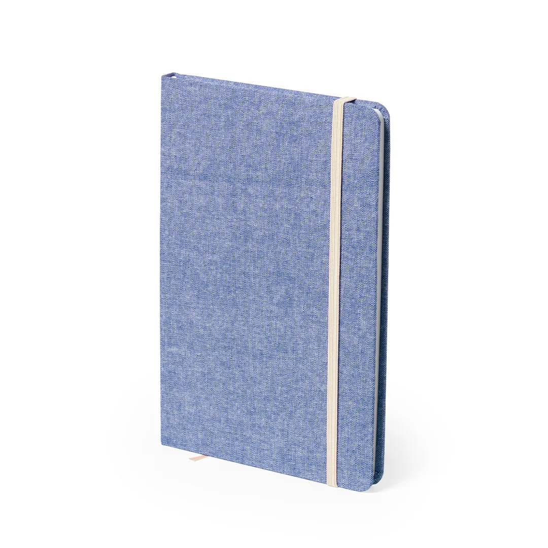 Block notes Chancy con copertina in cotone riciclato ed elastico a contrasto, su fondo bianco