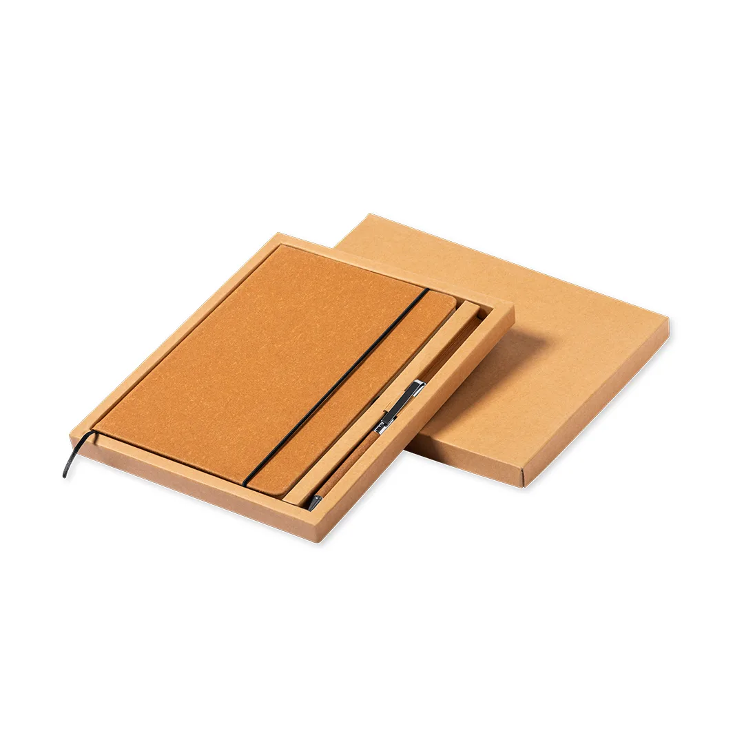 Set Nauthax con block notes e penna, vista frontale su fondo bianco