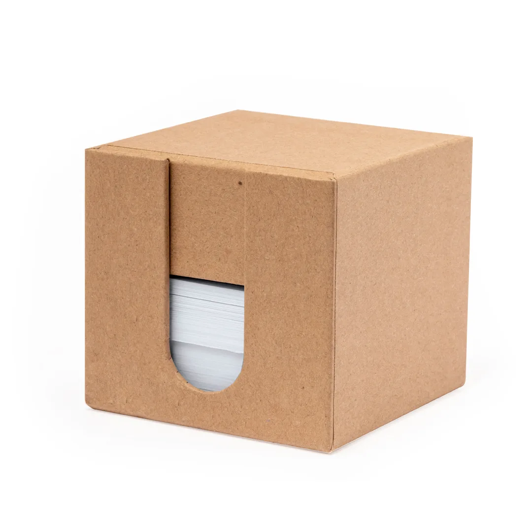 Cubo portamemo Arolax in cartone riciclato con penne nel foro centrale, vista di tre quarti