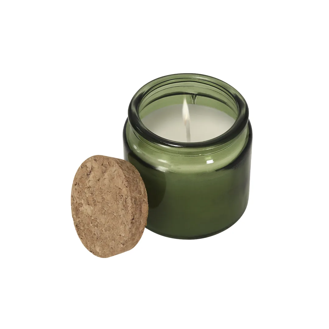 Candela Fermix accesa nel vetro verde, con il tappo in sughero di lato