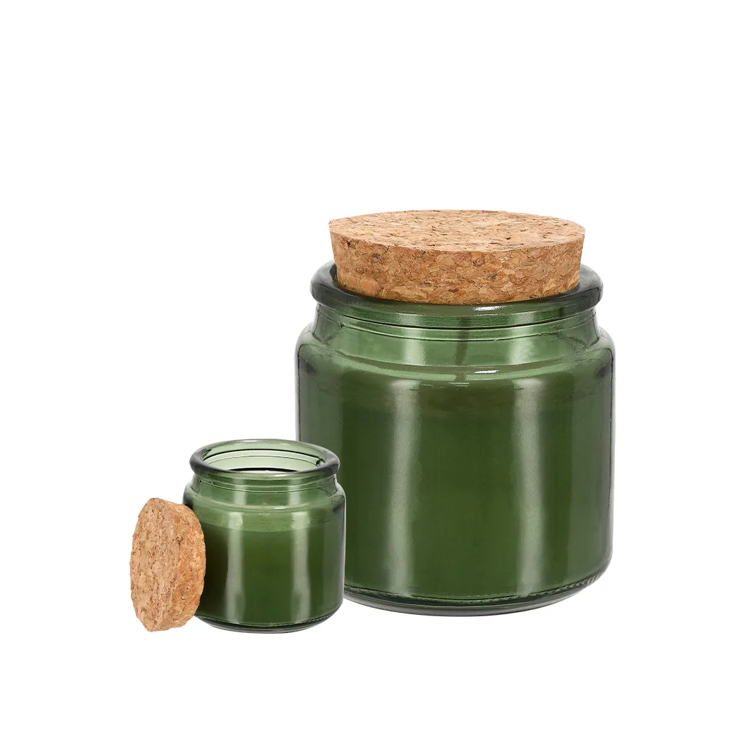 Candele Fermix nel vetro verde con il tappo in sughero, su fondo bianco