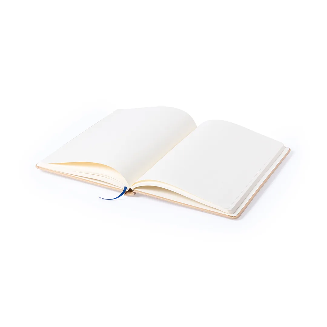 Block notes Raimok A5 con copertina in cartone riciclato ed elastico di chiusura, vista di tre quarti