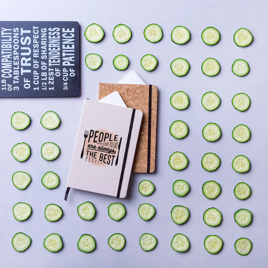 Block notes Hartil aperto sui fogli lisci con finitura naturale