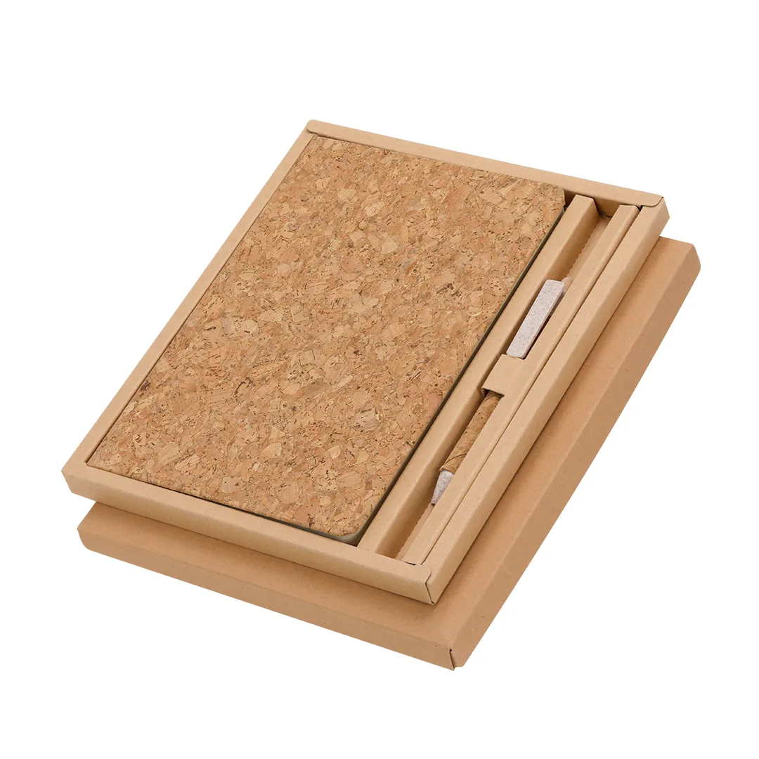 Set Minsor con blocco note e penna in sughero, su fondo bianco