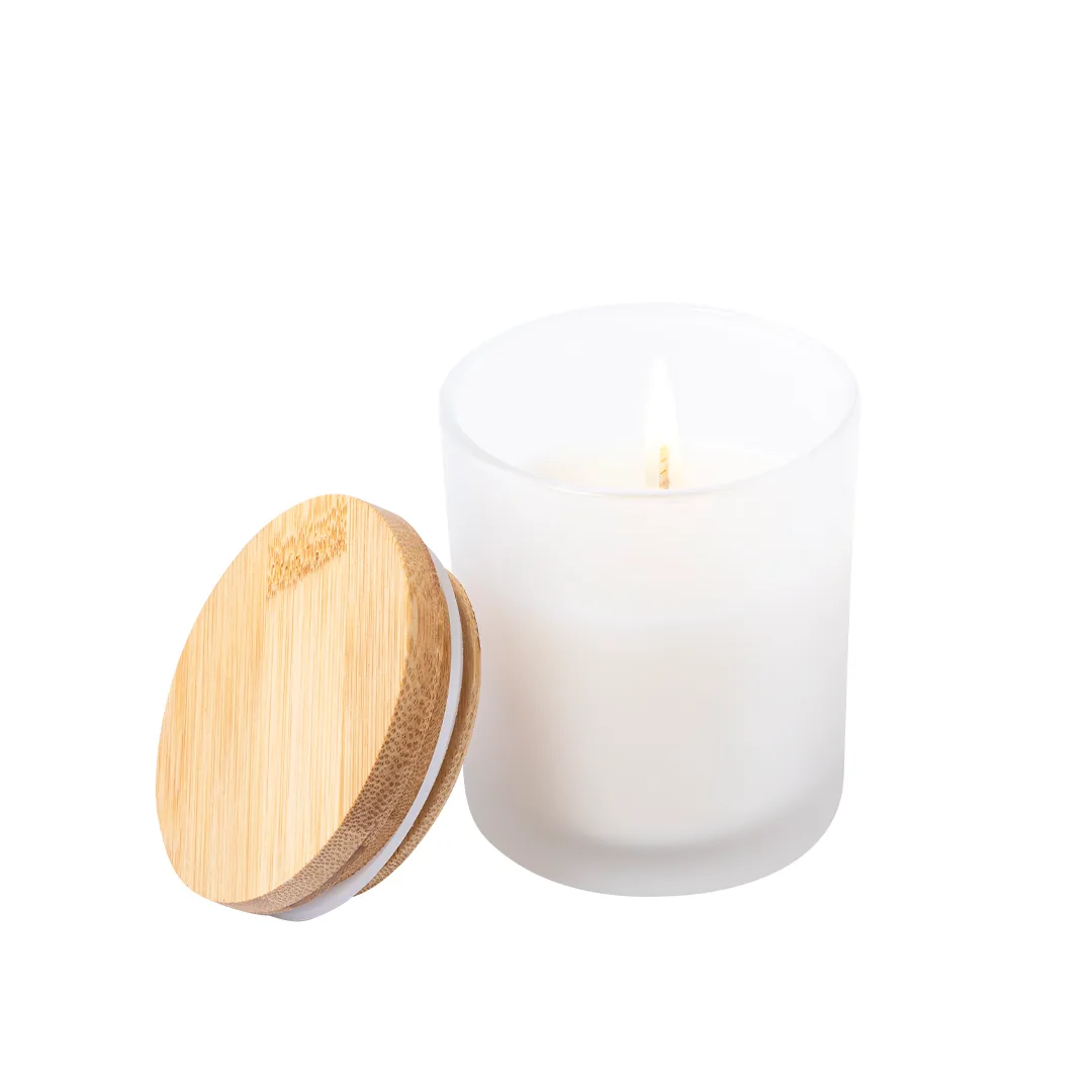 Candela Trivak in vetro satinato con il coperchio in bambù appoggiato accanto, su fondo bianco