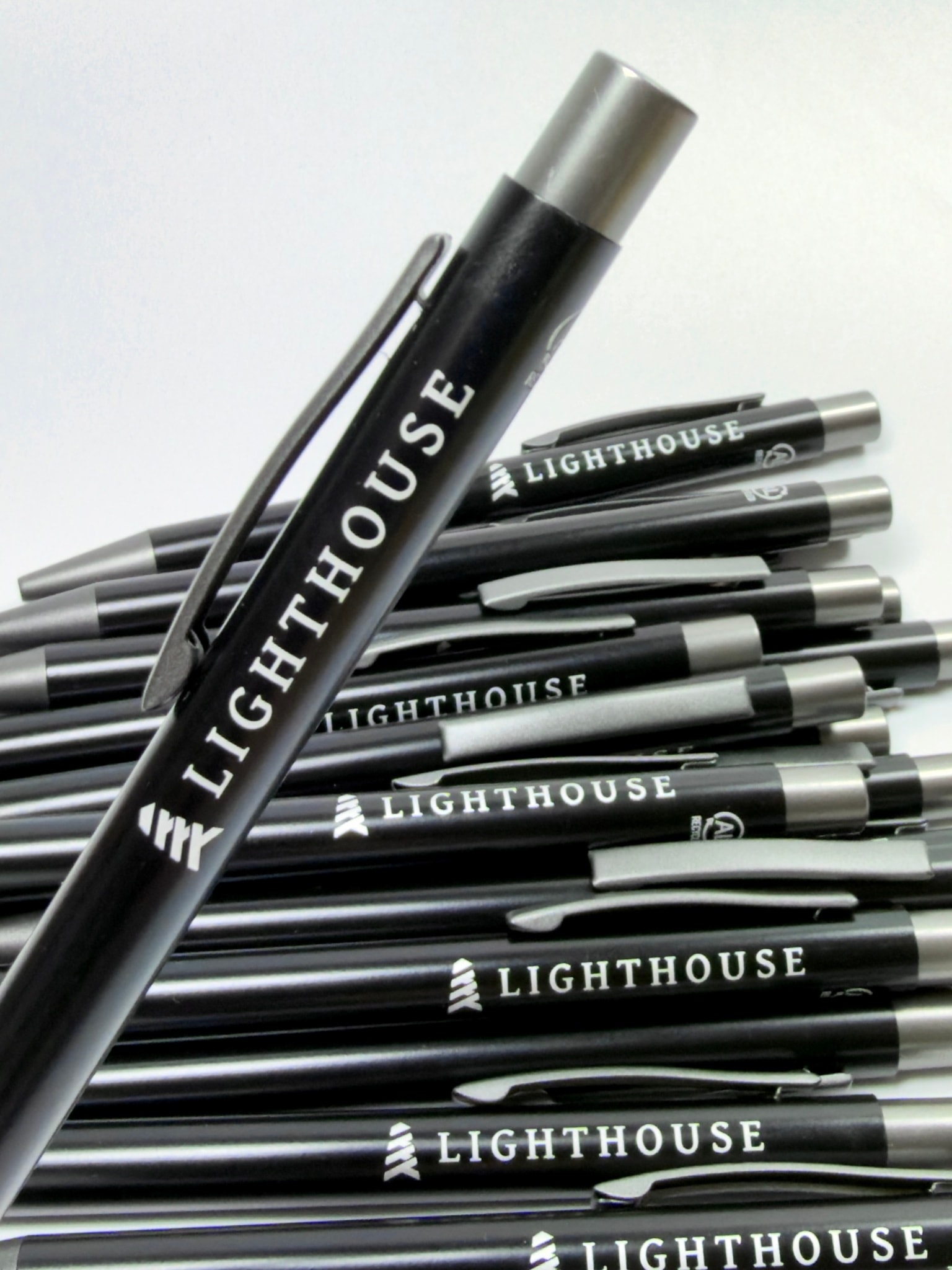 Primo piano del logo Lighthouse inciso in bianco sul fusto nero