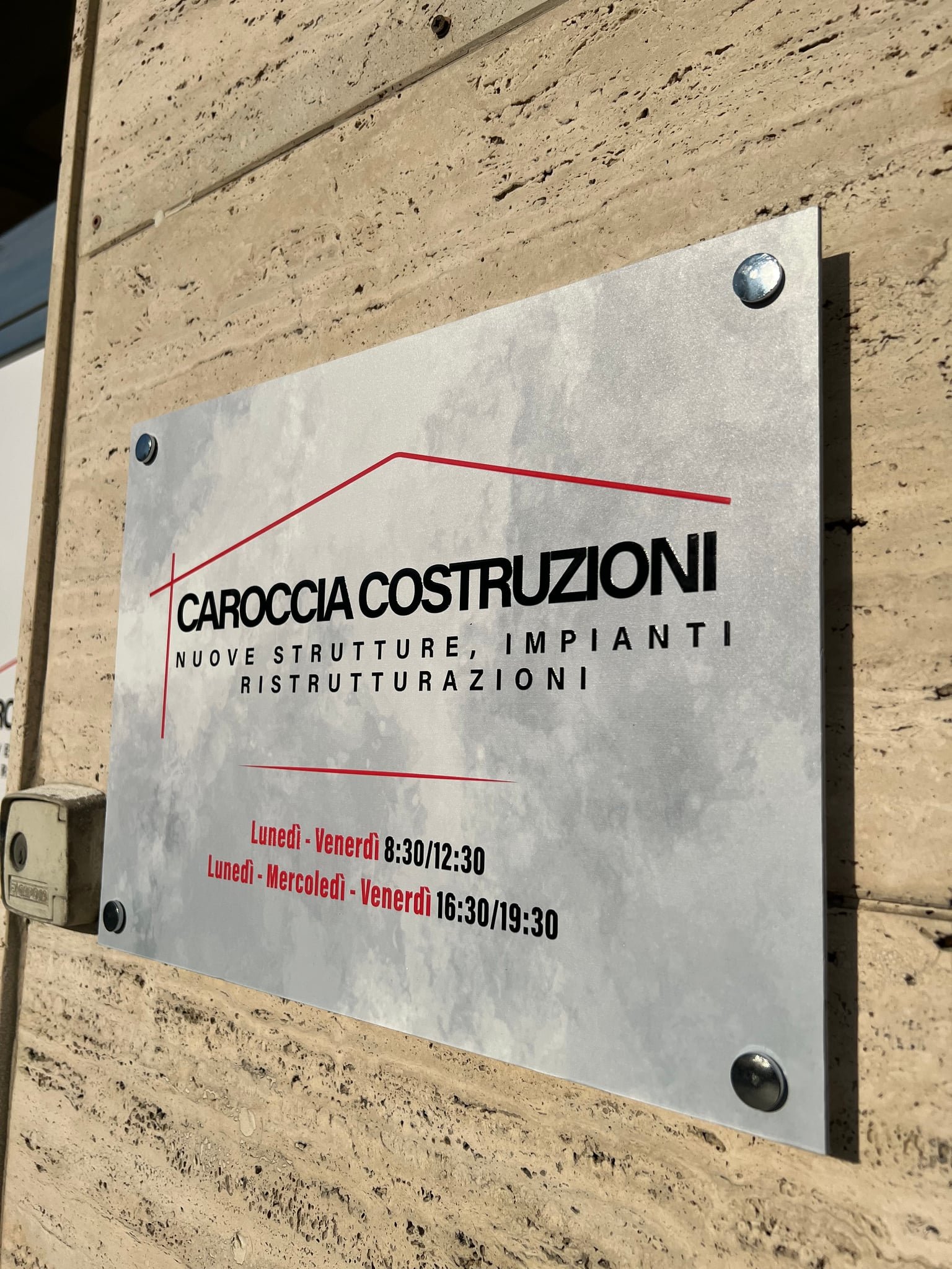 Comunicazione Visiva nel Settore Edilizio: Il Caso di Successo Caroccia Costruzioni