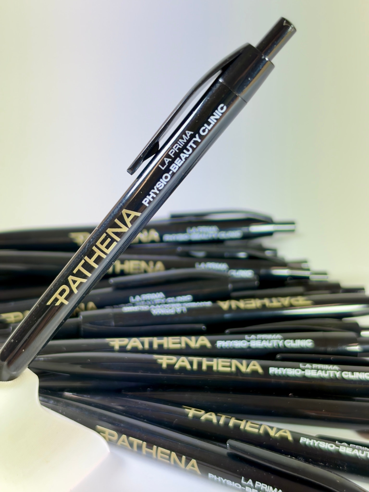 Penna nera in primo piano con il marchio PATHENA in oro