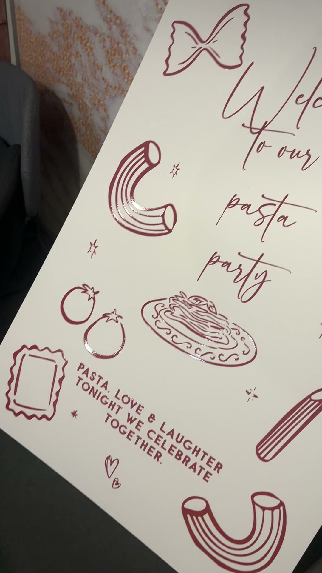 Welcome to our pasta party: il cartello d'accoglienza in stampa UV LED a rilievo